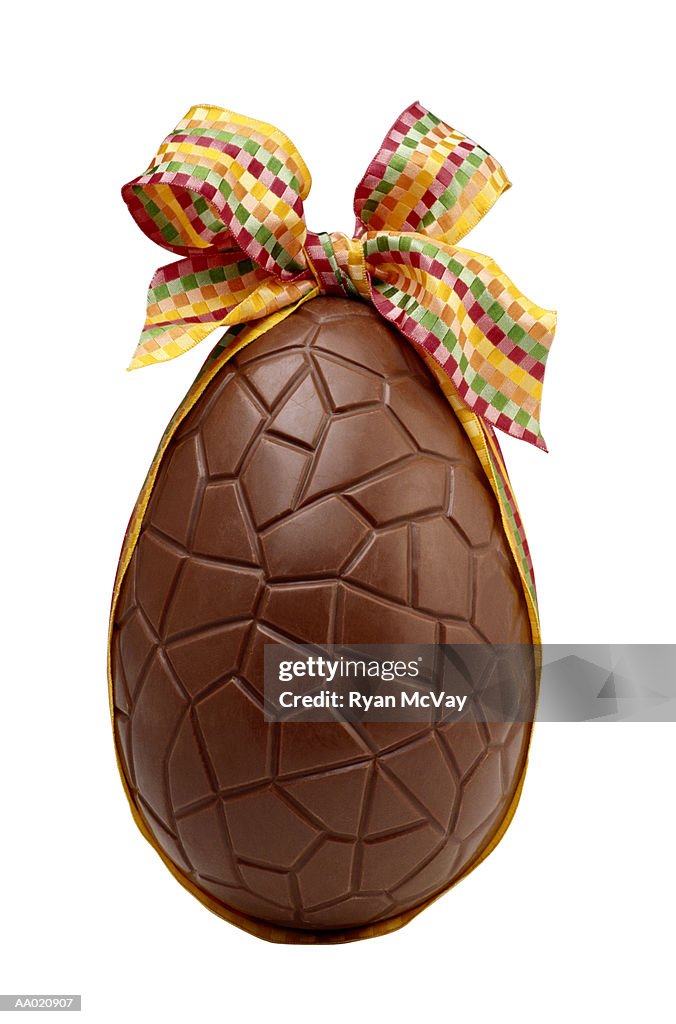 Vetor de Chocolate Easter egg with pink ribbon bow isolated on transparent  background. Realistic vector illustration of chocolate egg. do Stock