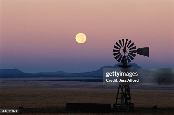 windmill and full moon at dusk - amerikaanse windmolen stockfoto's en -beelden