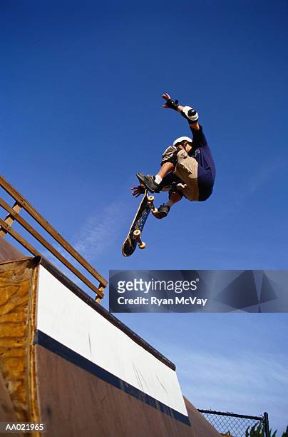 skateboarder performing a stunt midair - big air stock-fotos und bilder