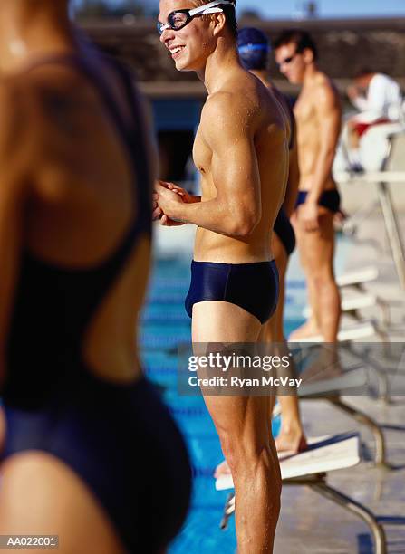 swimmers waiting on the starting block - slip de bain de compétition photos et images de collection