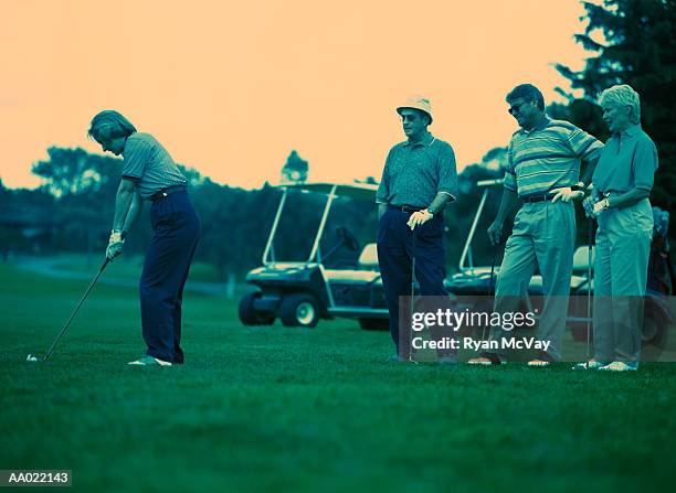 couples playing golf - processo cruzado imagens e fotografias de stock
