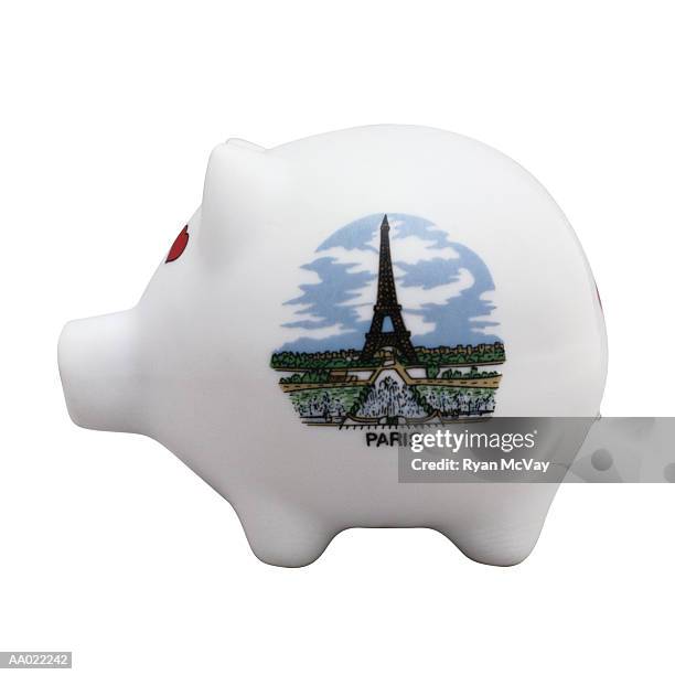 souvenier eiffel tower piggy bank - eiffel tower cut out photos et images de collection