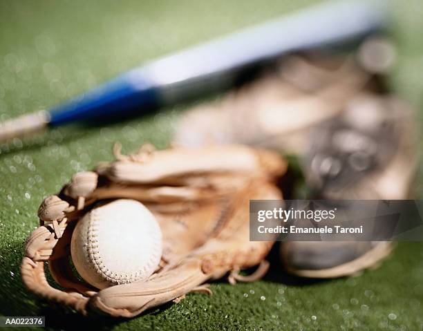 baseball equipment - baseball cleats fotografías e imágenes de stock
