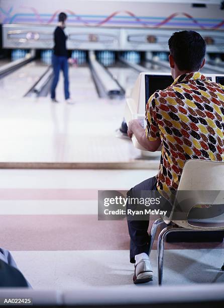 man and woman ten pin bowling - ten pin bowling stockfoto's en -beelden