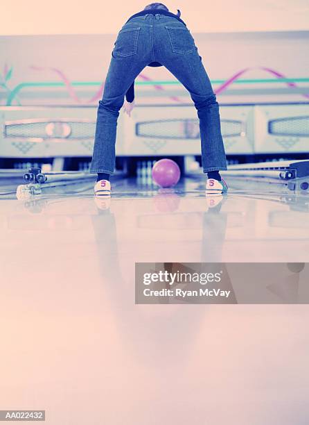 young woman ten pin bowling - ten pin bowling stockfoto's en -beelden