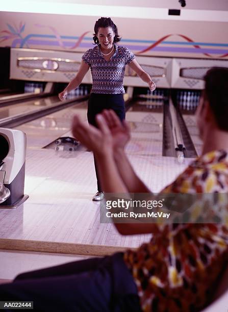 two young people ten pin bowling - ten pin bowling stockfoto's en -beelden