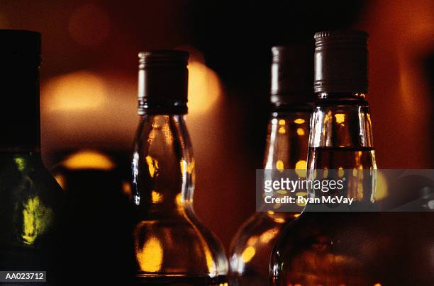 liquor bottles - liquor stockfoto's en -beelden