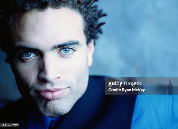 young man with serious expression, portrait, close-up (blue tone) - processo cruzado imagens e fotografias de stock