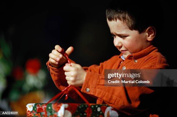 toddler opening christmas present - presents season 2 of kingdom at the 2015 tca summer press tour stockfoto's en -beelden