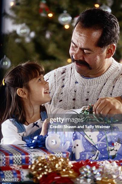 father and daughter with christmas presents - presents season 2 of kingdom at the 2015 tca summer press tour stockfoto's en -beelden