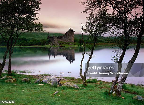 kilchurn castle on still water, lochowe, scotland - kilchurn castle stock pictures, royalty-free photos & images