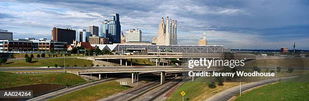 kansas city skyline, missouri - kansas city missouri fotografías e imágenes de stock