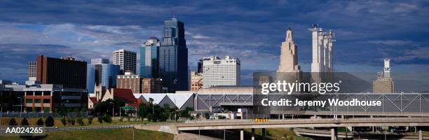 kansas city skyline, missouri - kansas city missouri fotografías e imágenes de stock