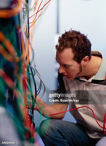 technician connecting computer cables - porta de computador imagens e fotografias de stock