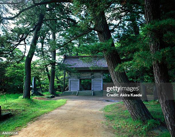gate to kanmanji temple - akira lane ストックフォトと画像