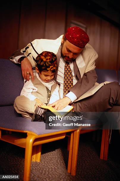 jewish father and son praying together - godsdienstvrijheid stockfoto's en -beelden