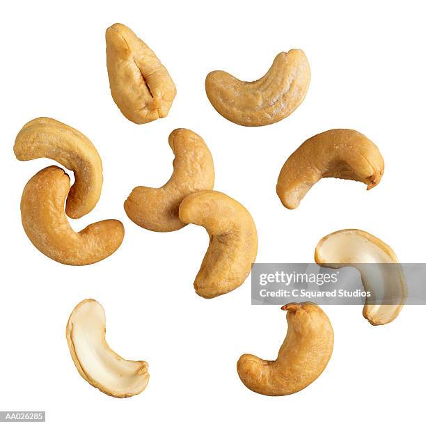 cashew nuts - cashew fotografías e imágenes de stock