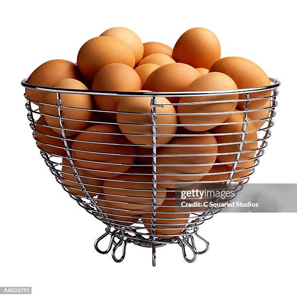brown eggs in wire basket - eggs in basket stock pictures, royalty-free photos & images