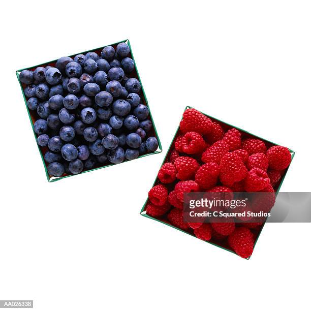 cartons of blueberries and raspberries - punnet fotografías e imágenes de stock