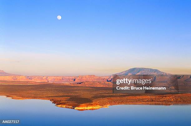 moon over lake powell, arizona - powell stockfoto's en -beelden