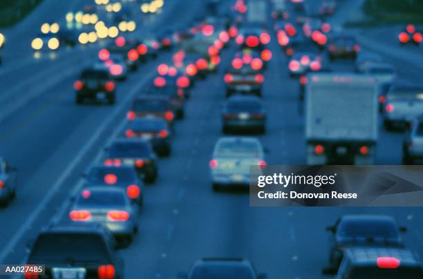 traffic on freeway - vierbaansweg stockfoto's en -beelden