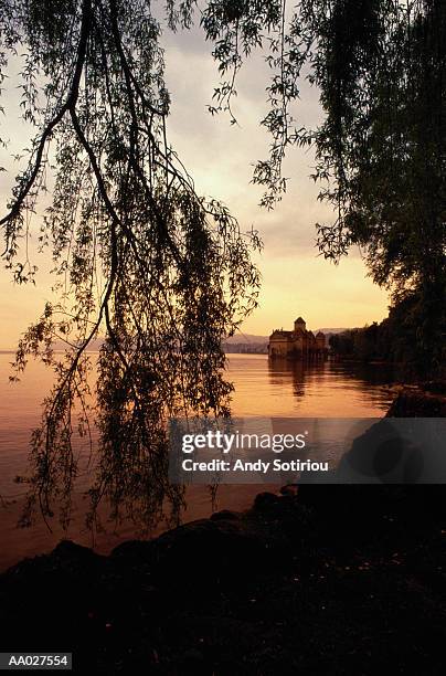 chillon castle - chillon foto e immagini stock