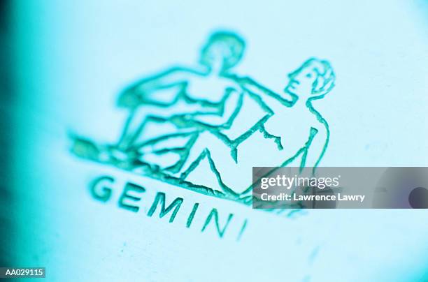 zodiac symbol, gemini - astrologisches luftzeichen stock-fotos und bilder