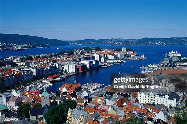 norway, bergen, buildings and harbor - condado de hordaland fotografías e imágenes de stock