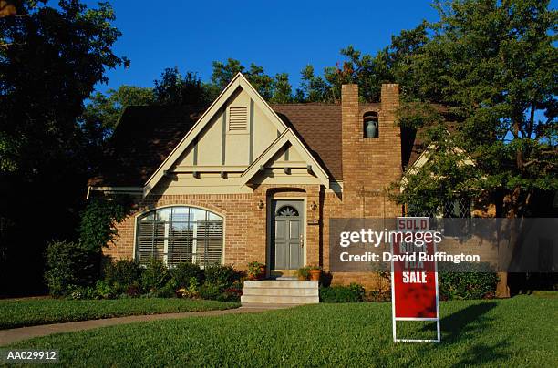 for sale sign in front of a house - aa029912 stock pictures, royalty-free photos & images