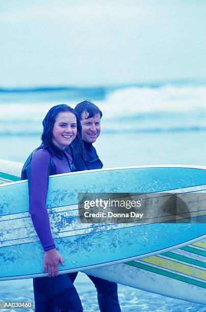 two surfers - donna matura - fotografias e filmes do acervo