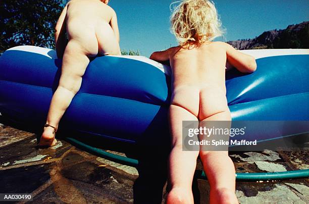 climbing into the pool - the reality of fashion the reality of aids benefit fall 2013 mercedes benz fashion week stockfoto's en -beelden