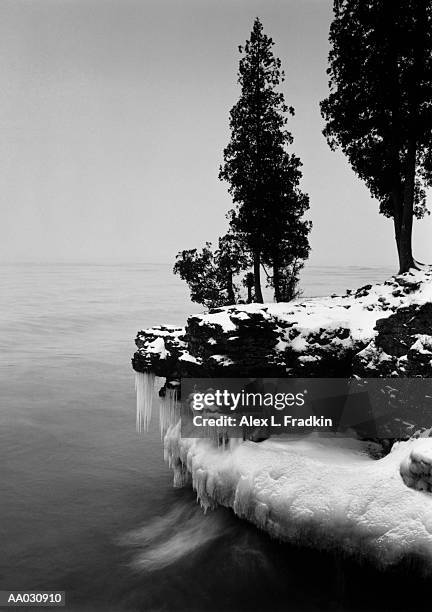 usa, wisconsin, lake michigan, shore scenic, winter (b&w) - staadts,_wisconsin stock pictures, royalty-free photos & images