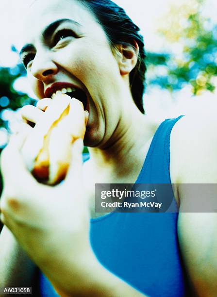 eating a hot dog - suprasensorial - fotografias e filmes do acervo