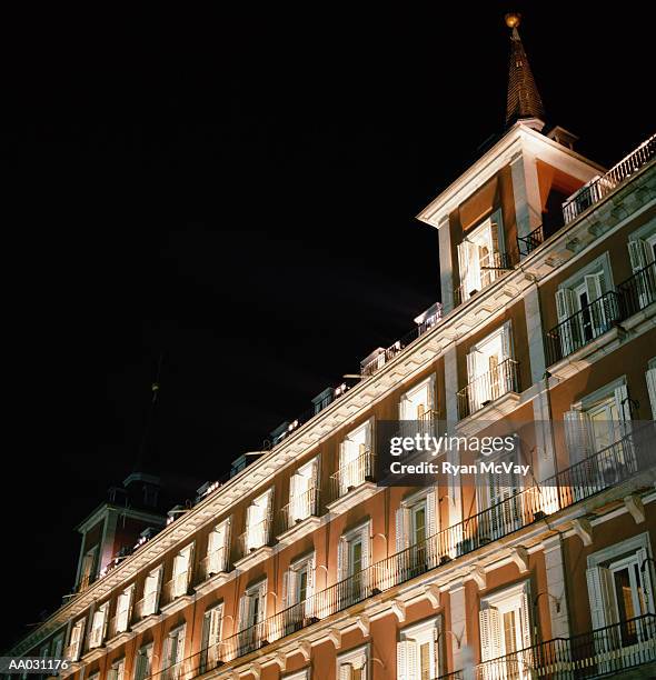 plaza mayor in madrid, spain - mayor of rome virginia raggi plays in charity football match stockfoto's en -beelden