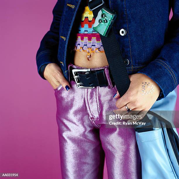 teenage girl with pierced navel - piercing de umbigo - fotografias e filmes do acervo