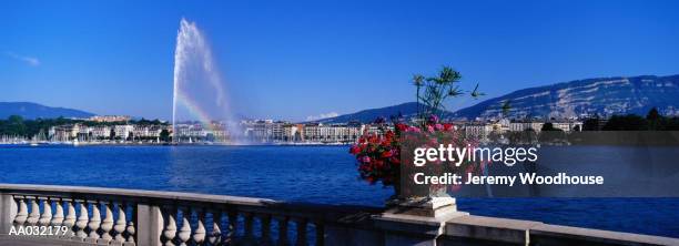 jet d'eau, lake geneva, switzerland - eau stock-fotos und bilder