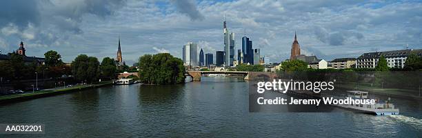 frankfurt skyline on river main, german - main fotografías e imágenes de stock