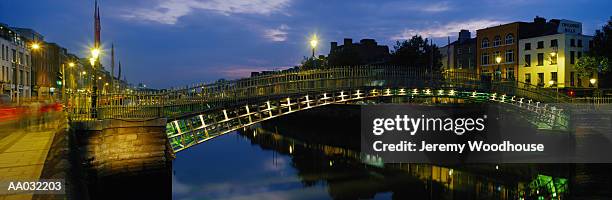 ha'penny bridge, dublin, ireland - dublin 個照片及圖片檔