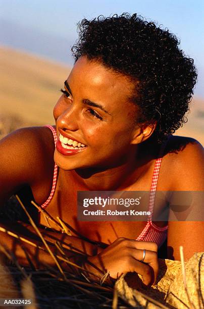 portrait of a woman at the beach - robert moreno fotografías e imágenes de stock