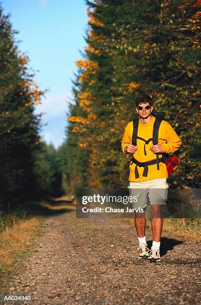 young man hiking in the cascade range - cascade range imagens e fotografias de stock