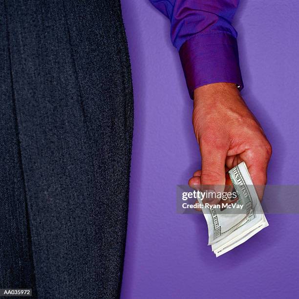 businessman holding money in money clip - mola de prender dinheiro imagens e fotografias de stock