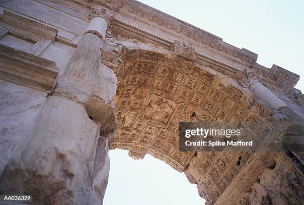 arch of titus, roman forum, italy - arch of titus stock-fotos und bilder