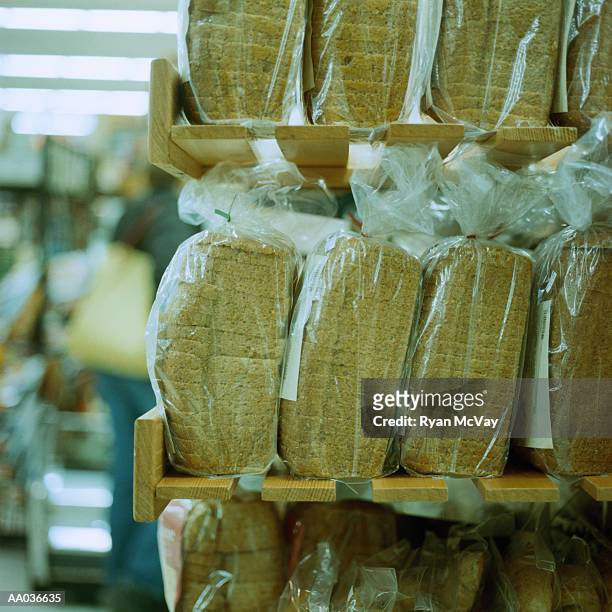 loaves of packaged bread - supermarket bread stockfoto's en -beelden