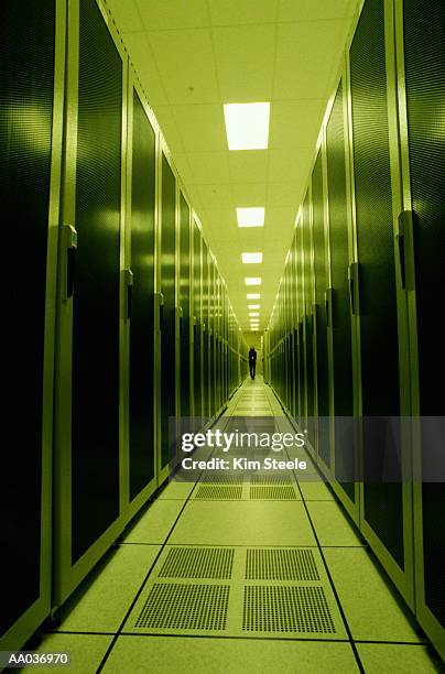 data storage center - center position stockfoto's en -beelden