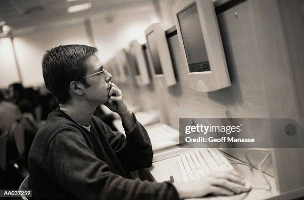 young man using computer - installation of memorial honors victims of ghost ship fire in oakland stockfoto's en -beelden