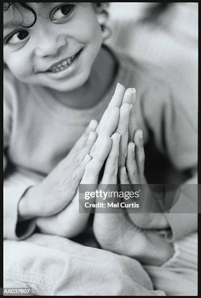 mother and son praying together - godsdienstvrijheid stockfoto's en -beelden