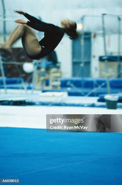 female gymnast doing back flip - floor gymnastics foto e immagini stock