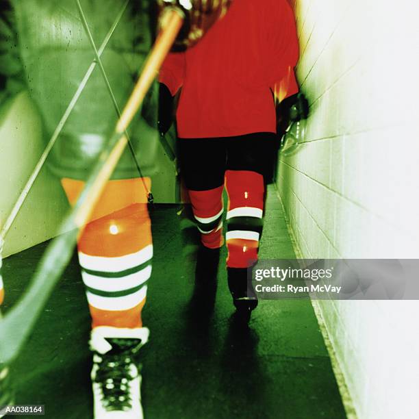 hockey players - uniforme de hockey sobre hielo fotografías e imágenes de stock