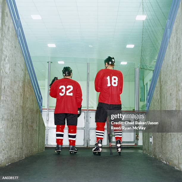 hockey players - uniforme de hockey sobre hielo fotografías e imágenes de stock