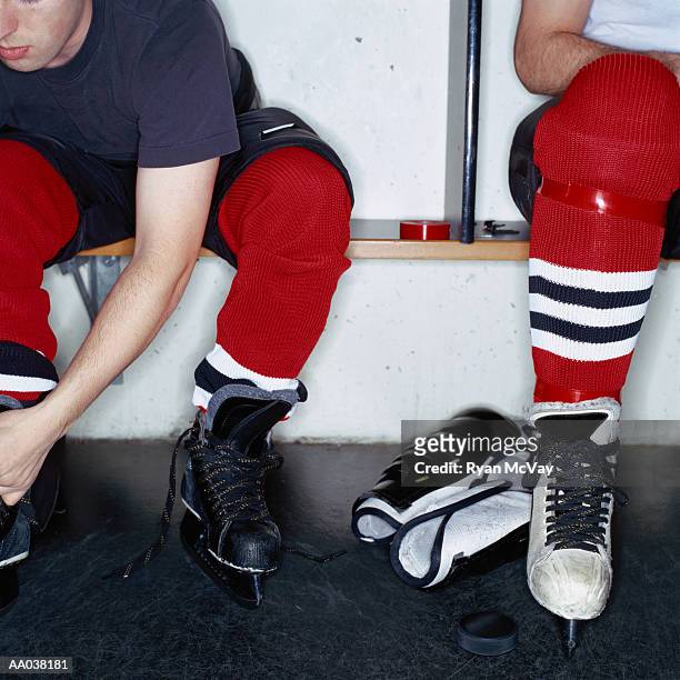 hockey players in locker room - men's ice hockey stockfoto's en -beelden